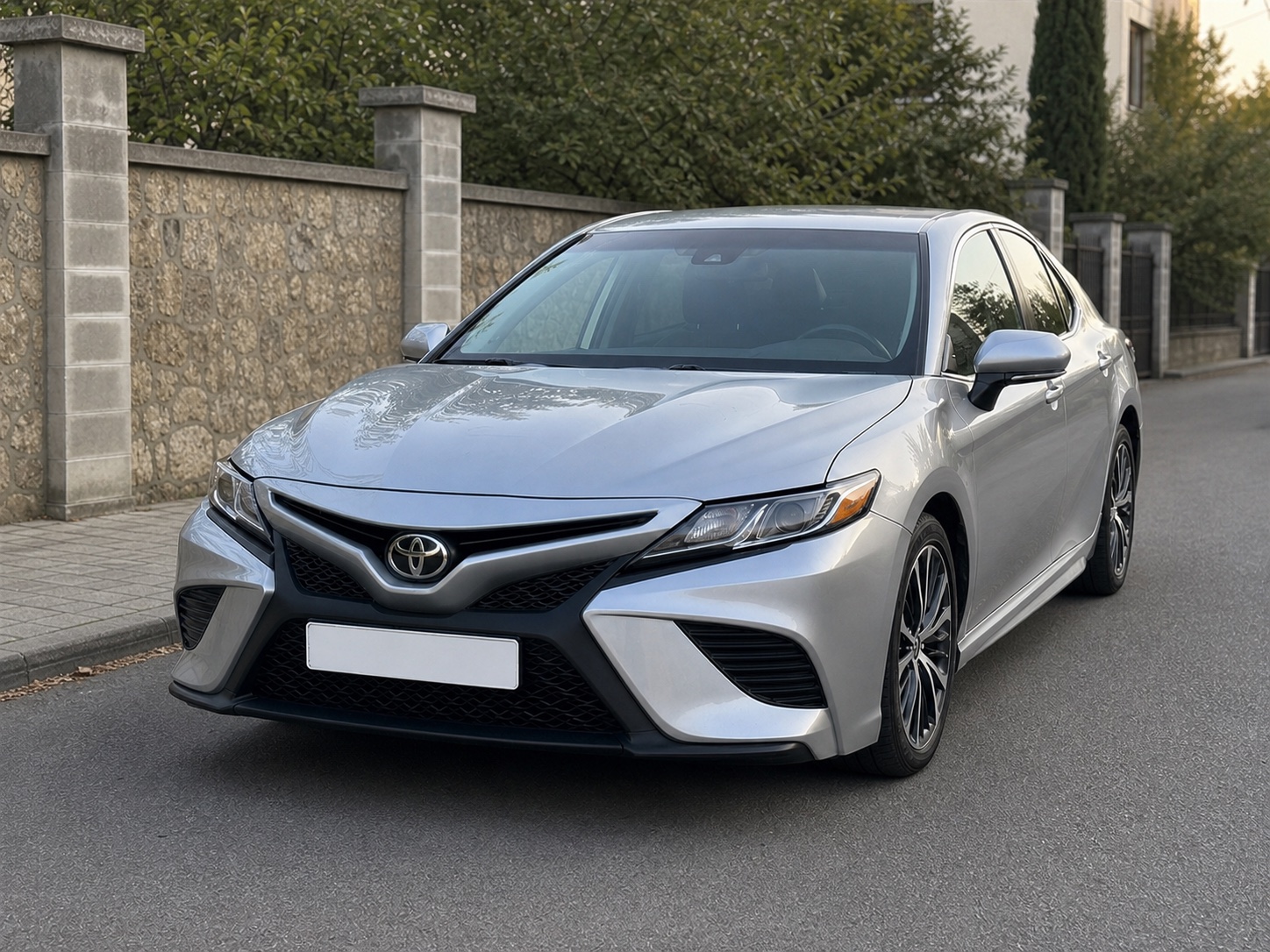 Toyota Camry SE — გასაქირავებელი ავტომობილი Erent-ის თბილისის ავტოპარკში