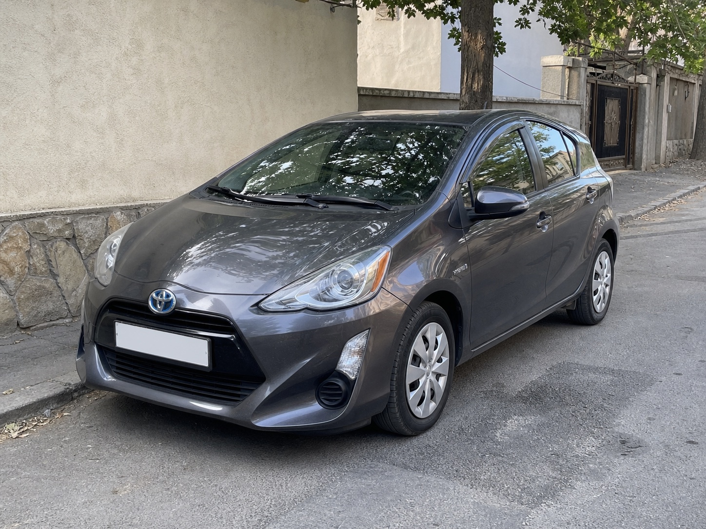 Toyota Prius C — გასაქირავებელი ავტომობილი Erent-ის თბილისის ავტოპარკში